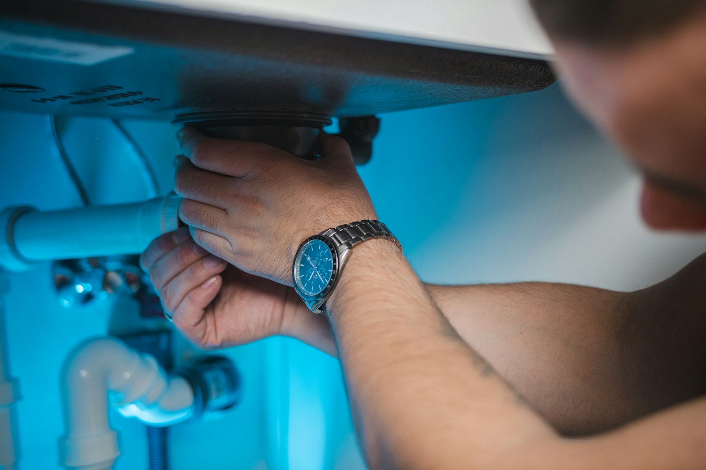 Tecnico al lavoro con gli attrezzi